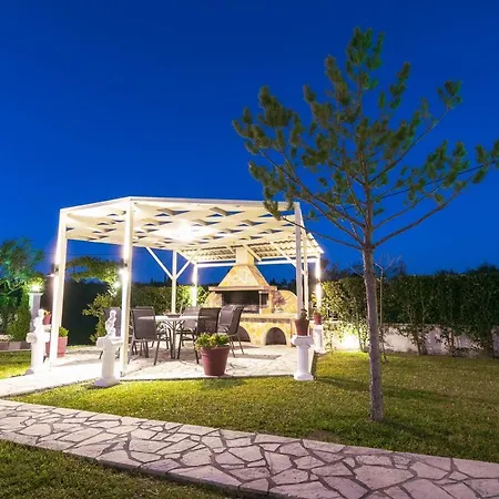 Fontana Villa Mouzákion